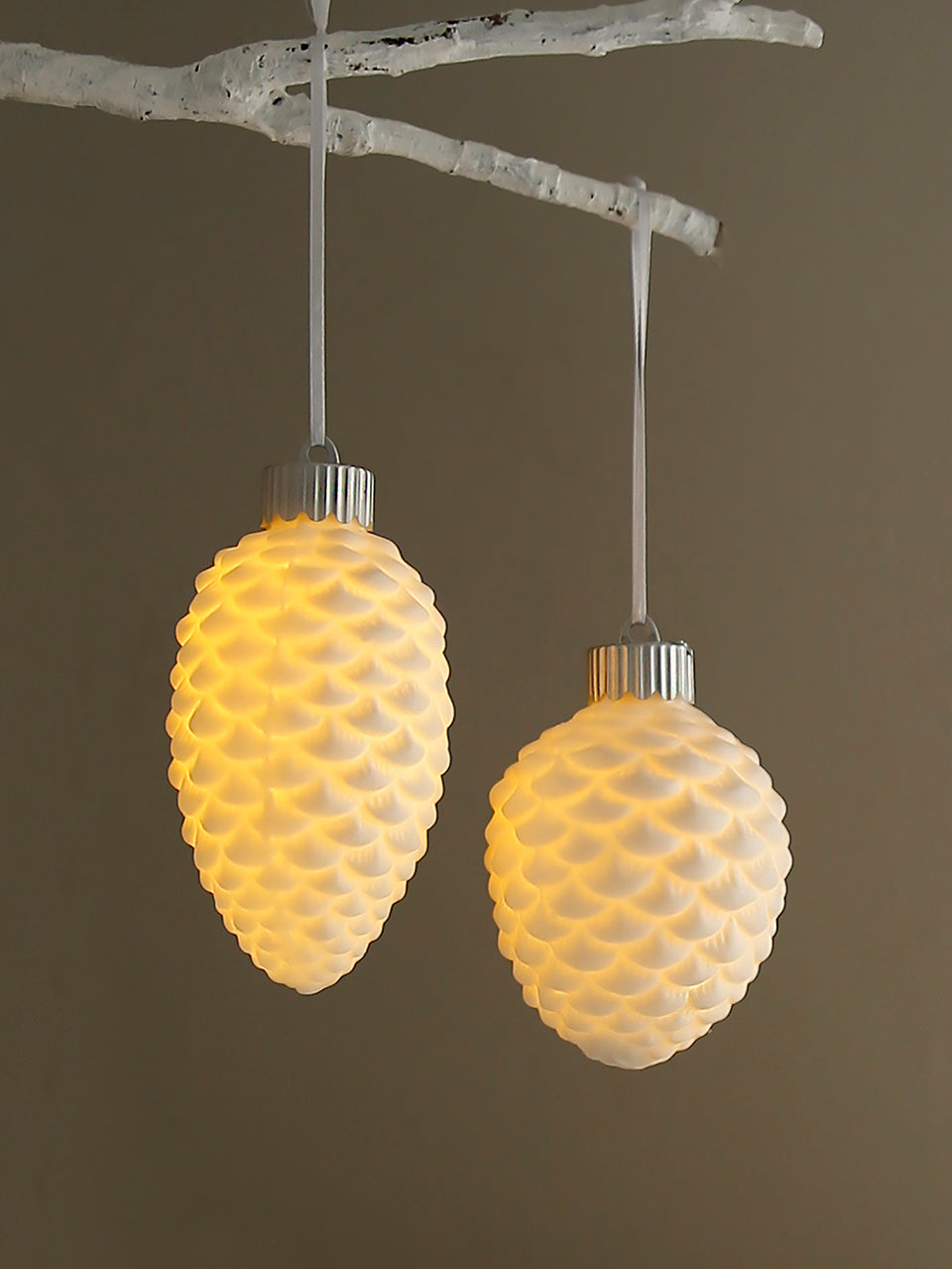 Beleuchtete Keramik-Kiefernzapfen-Weihnachtskugel