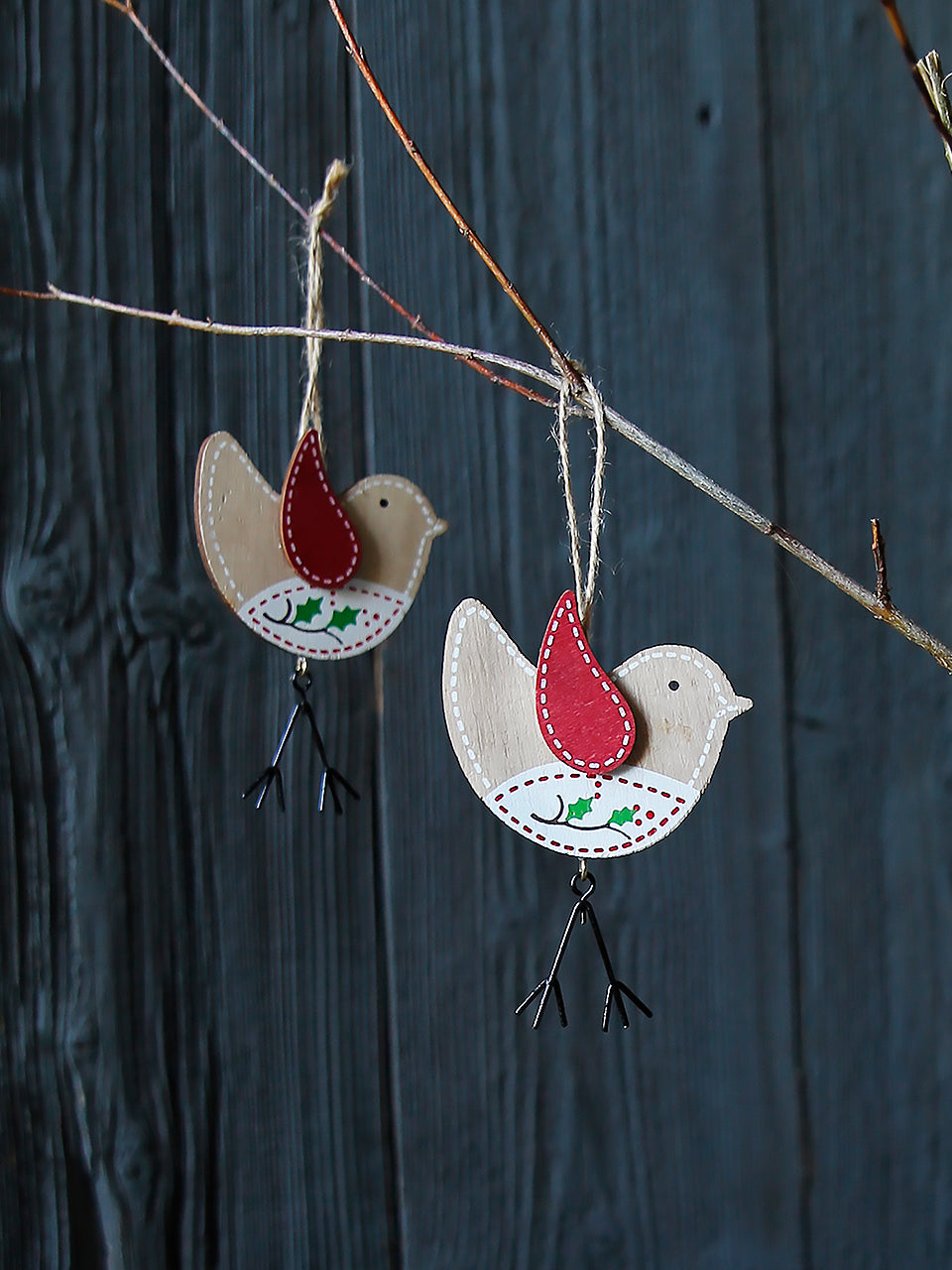 Dekoration: Rotkehlchen mit baumelnden Beinen