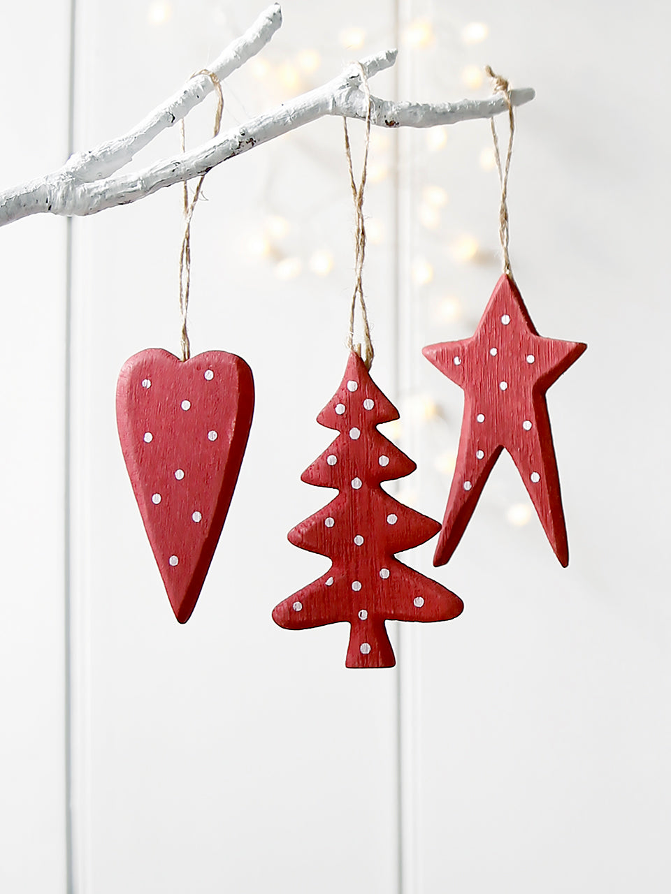 Weihnachtsdekoration mit roten Punkten