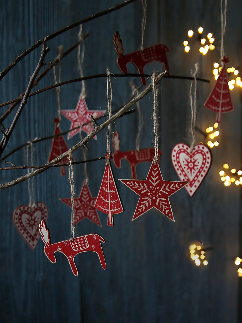 Rotes skandinavisches Holzdekorationsset