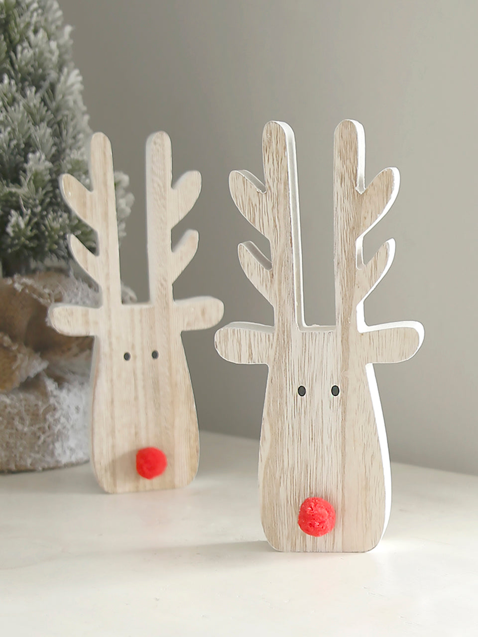 Stehendes Rentier mit roter Nase aus Holz