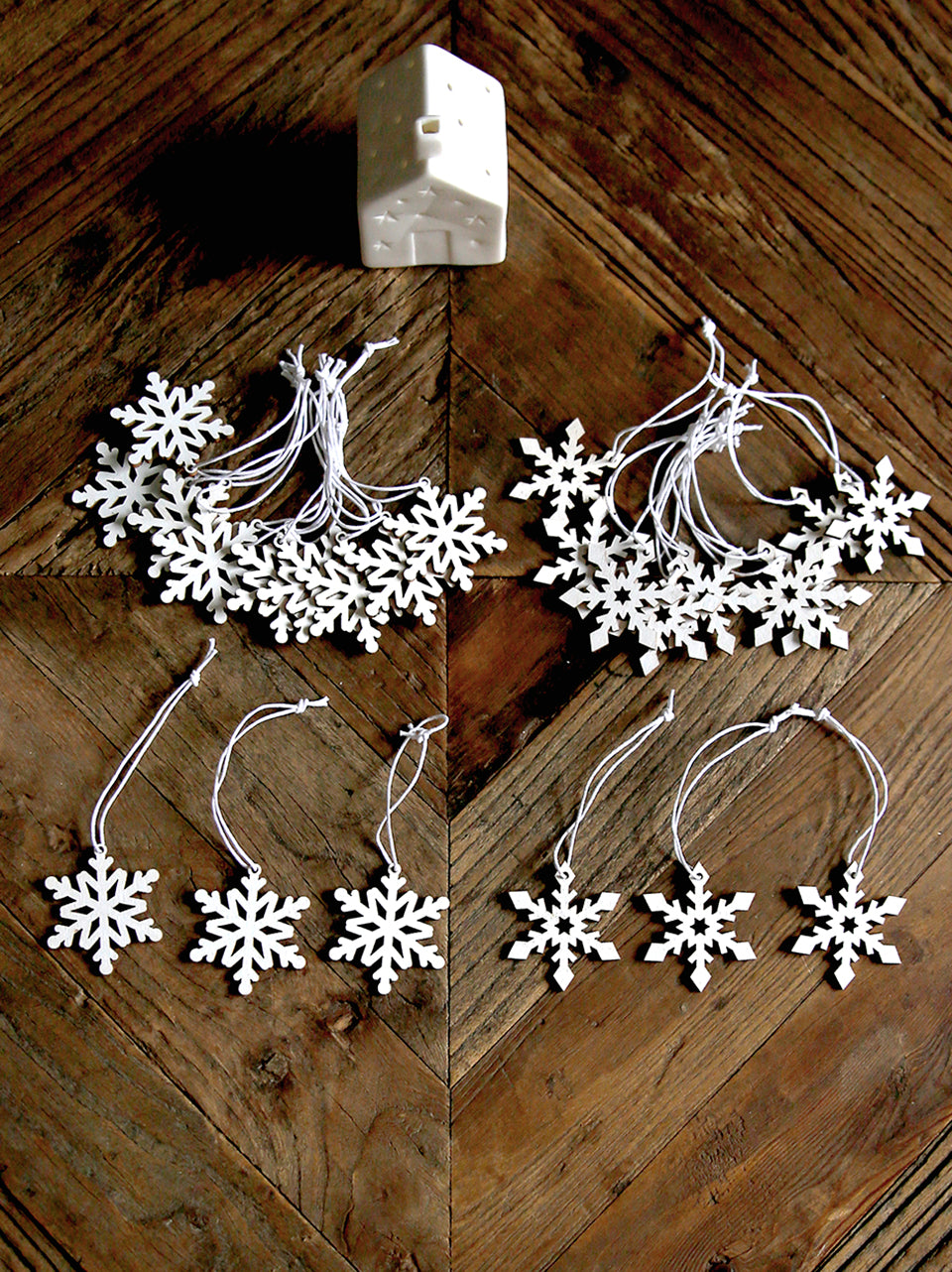 Set mit 24 weißen Holzschneeflocken