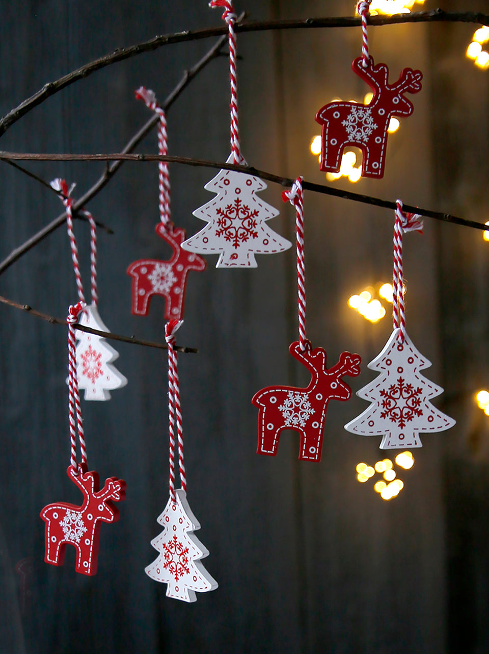 Set aus rotem und weißem Rentier und Baum aus Holz