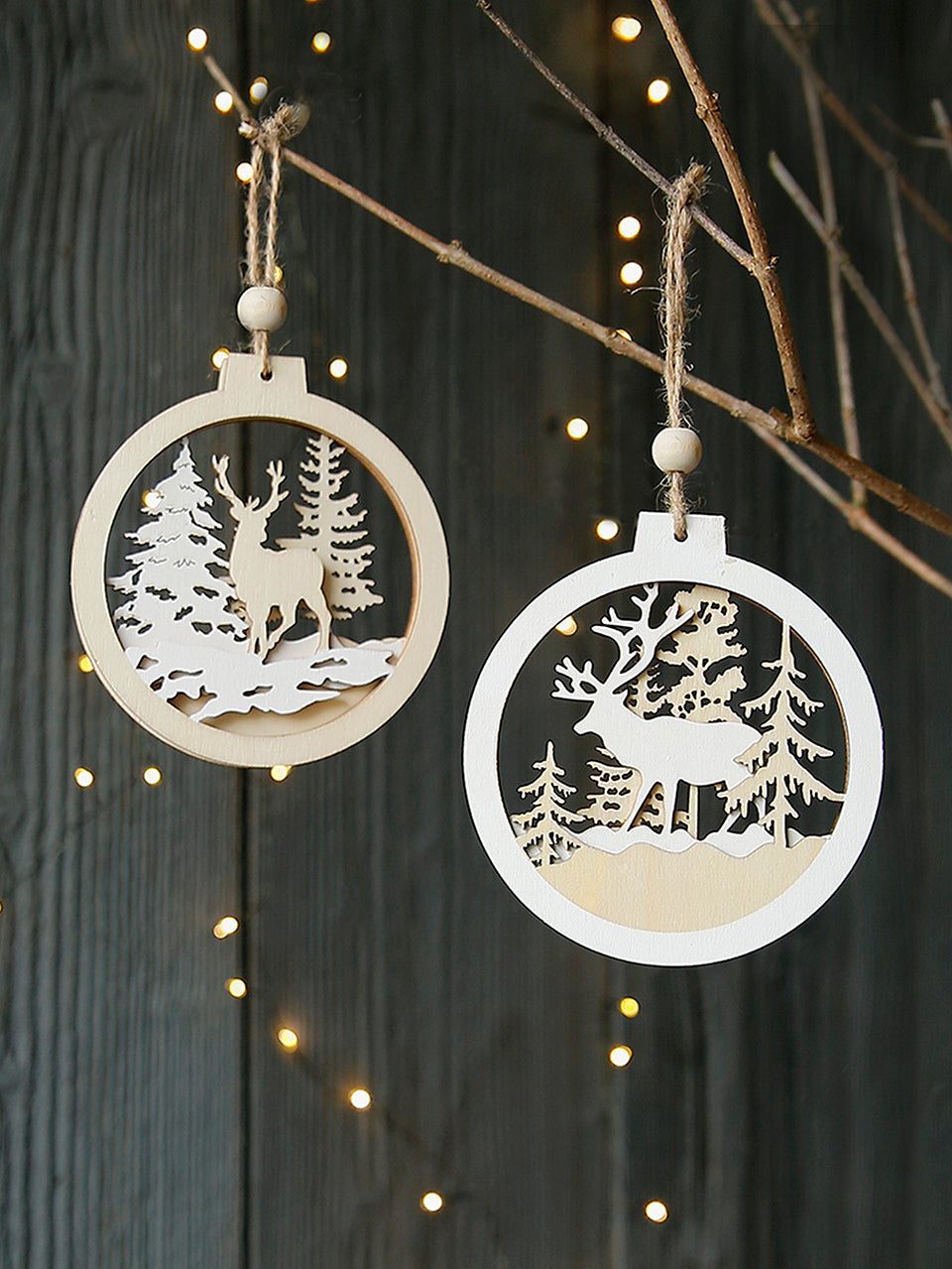 Set aus hölzernen Rentier-Weihnachtskugeln