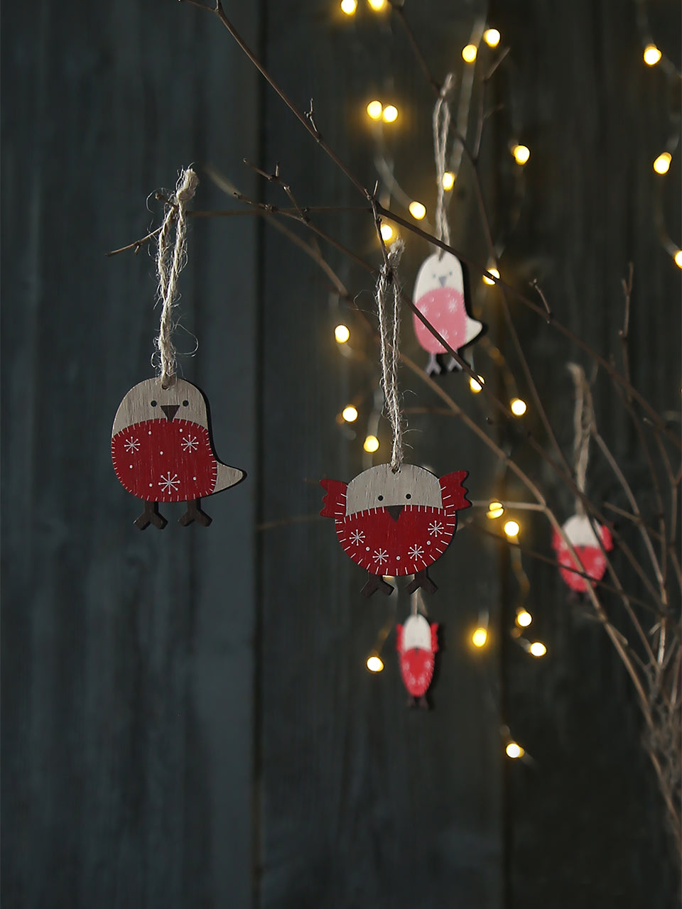 Set aus acht hängenden Holz-Rotkehlchen-Dekorationen