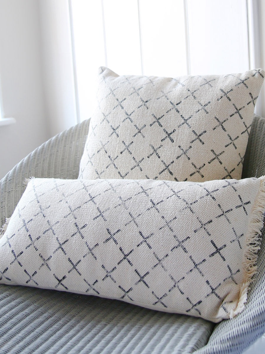 Kissen mit grauem Kreuzmuster
