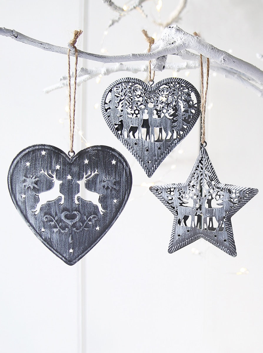 Weiß getünchte graue Rentierdekoration aus Metall